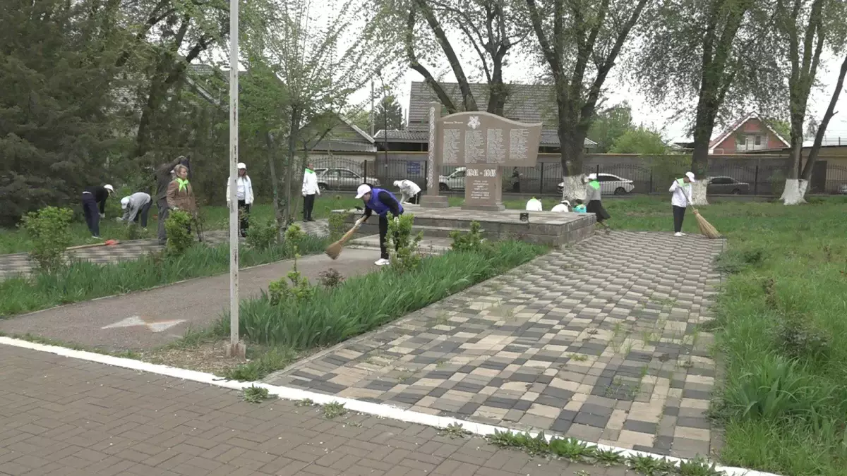 Таза Қазақстан: алматылық оқушылар батыр бабалардың рухына тағзым етті