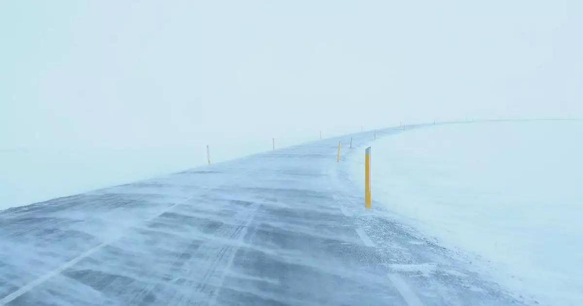 Дороги закрыли в двух регионах Казахстана из-за снега и гололеда.