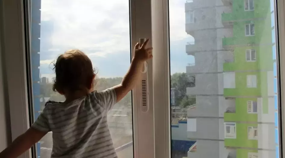 Оралда екі бүлдіршін терезеден құлап кетті