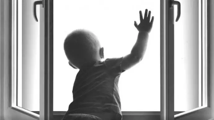 Оралда екі бала терезеден құлап кетті