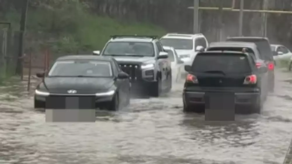 Автомобили “плавают“ из-за дождя в Алматы - список подтопленных улиц