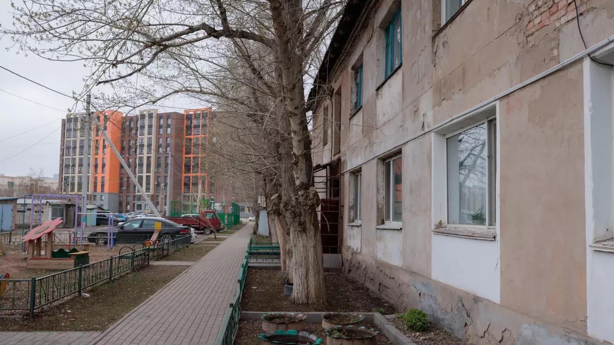 Двадцать пять лет ждут сноса: История последних старых двухэтажек на левом берегу Астаны