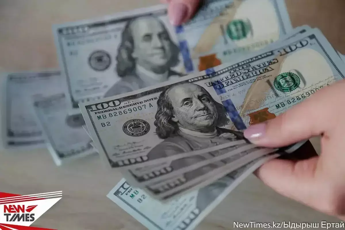 Тенге укрепился: доллар потерял еще 2,6 тенге