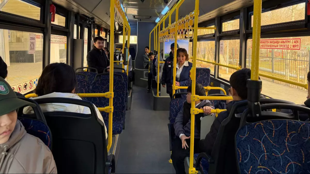 Күніне 1,1 млн жолаушы: Астанада оқушыларға жол қауіпсіздігі мен қоғамдық көлікпен жүру тәртібі түсіндірілді