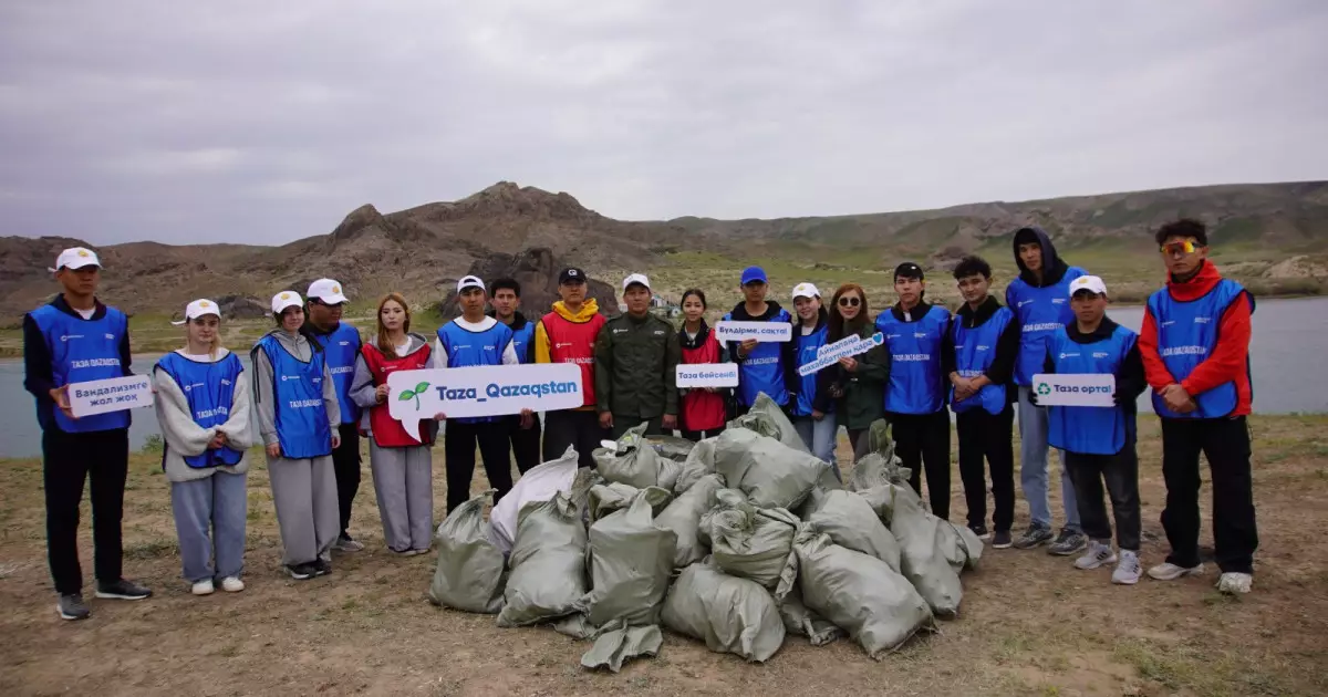   «Жастар Рухы» белсенділері Таңбалы тас шатқалын қоқыстан тазартты   