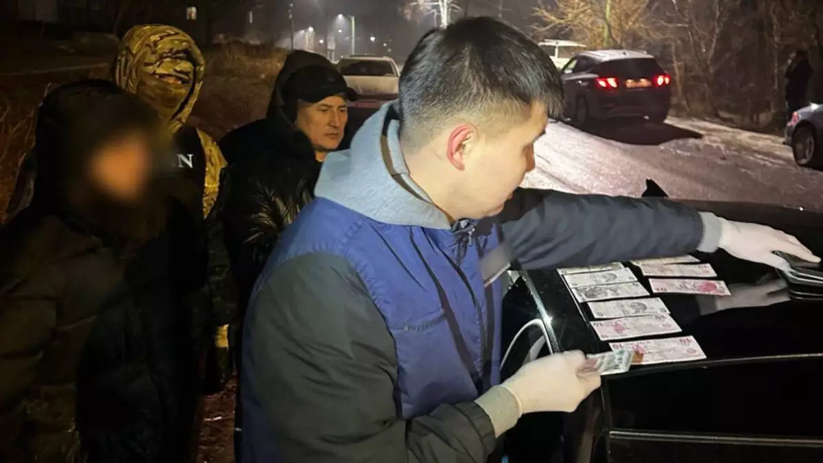 200 мыңнан басталған бопсалау 400 мыңға жетті: Күдікті ақша алып жатқан сәтте ұсталды