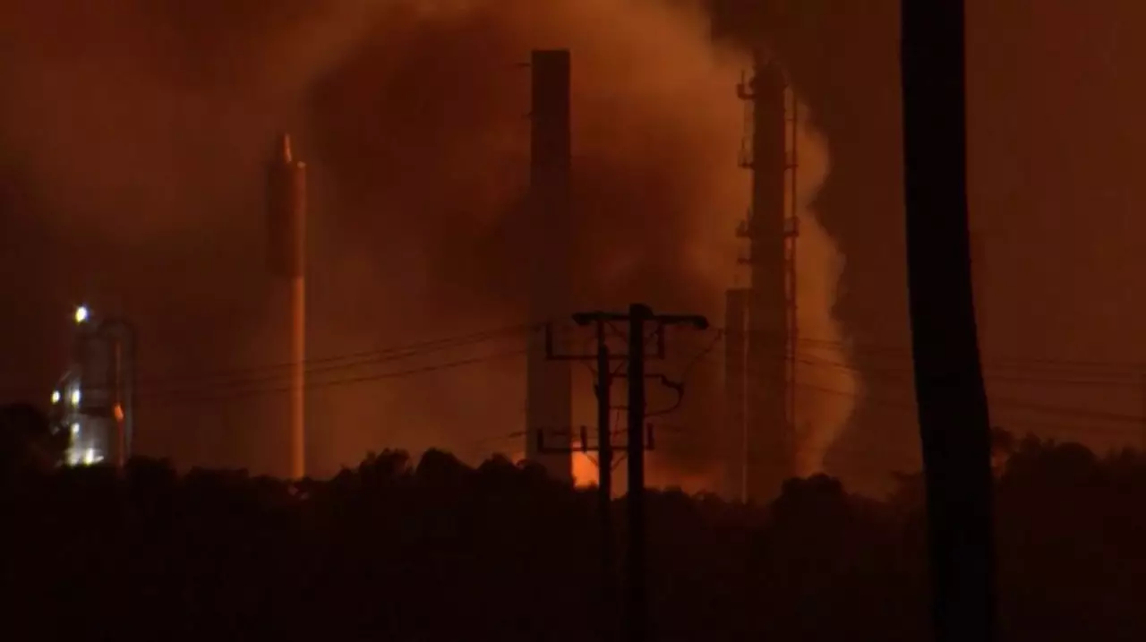 Крупный пожар на НПЗ в Австралии