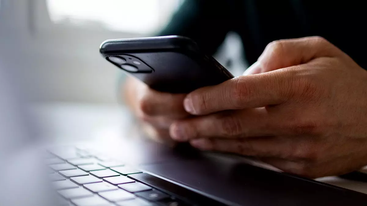 Новое предупреждение ФБР сообщает о фишинговых атаках в приватных чатах.