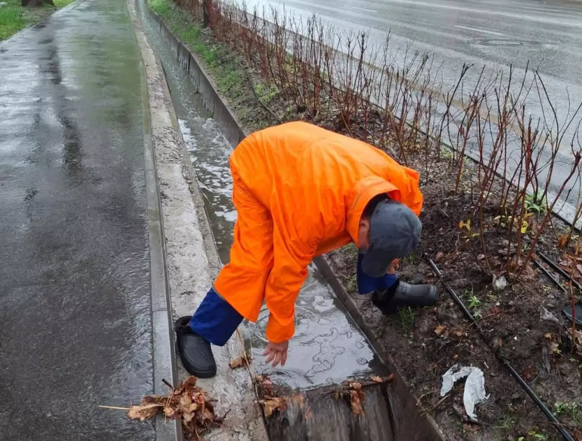 Алматыда толассыз жауын-шашынға байланысты қызмет тәулік бойы жұмыс істеп жатыр