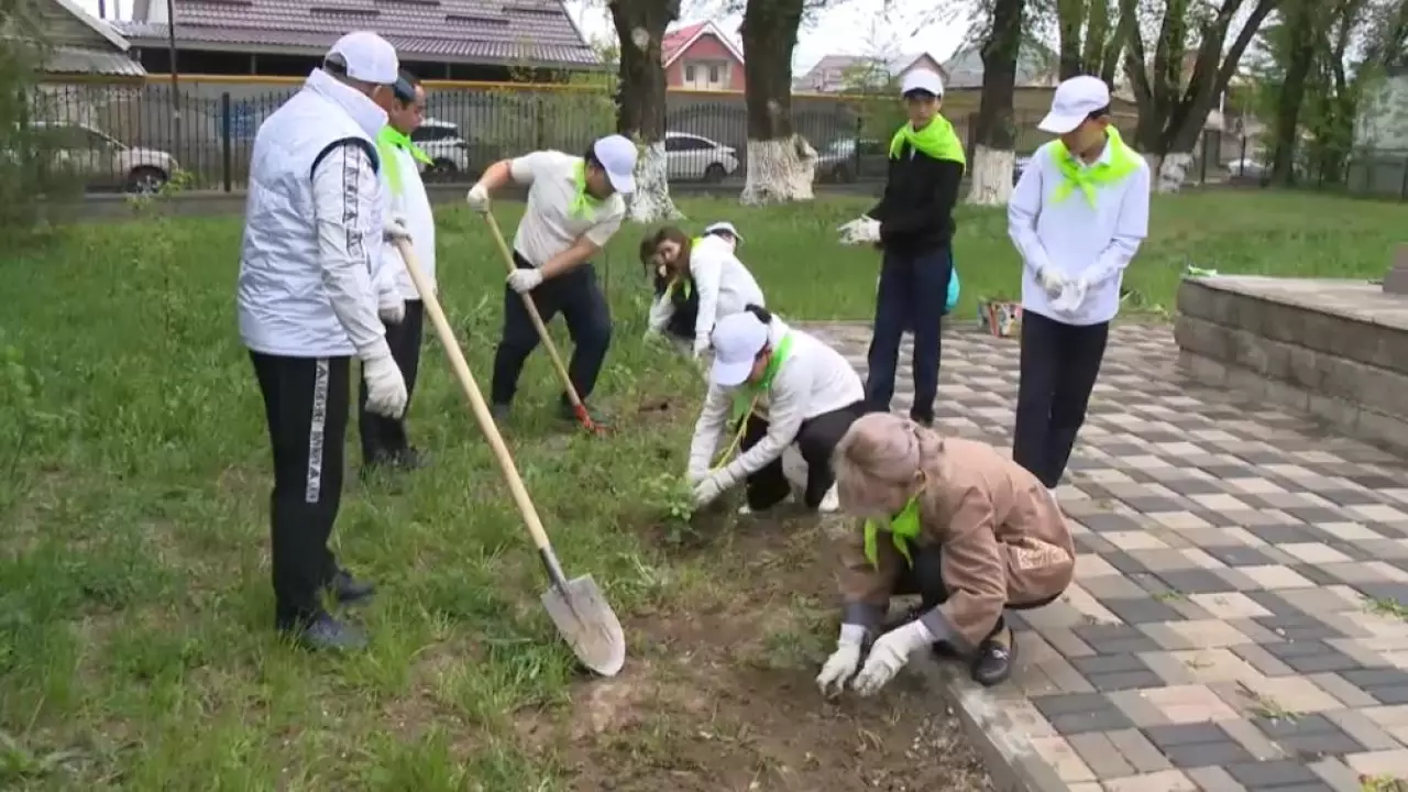 Акцию «Таза бейсенбі» провели у памятника ветеранам в Алматы
