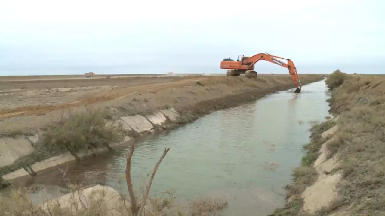 Водные каналы очищают в Атырауской области