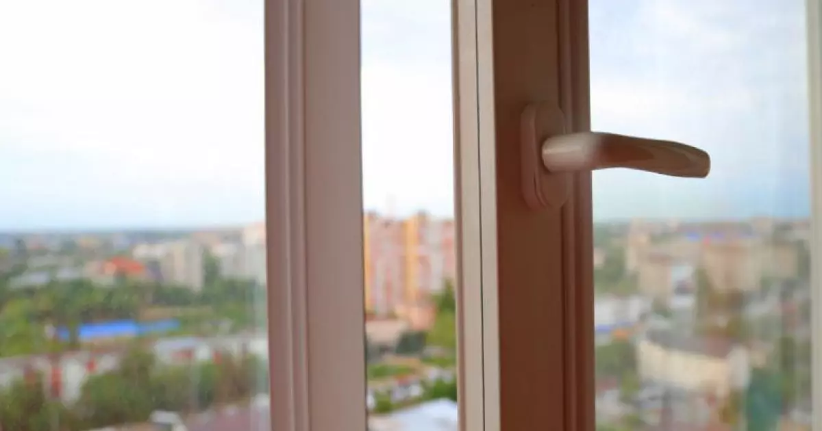  Енді пәтерінің терезесі ашық қалған ата-аналар айыппұл төлейді 