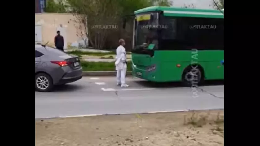 Ақтауда ер адам автобус жолын жауып, жанжал шығарды
