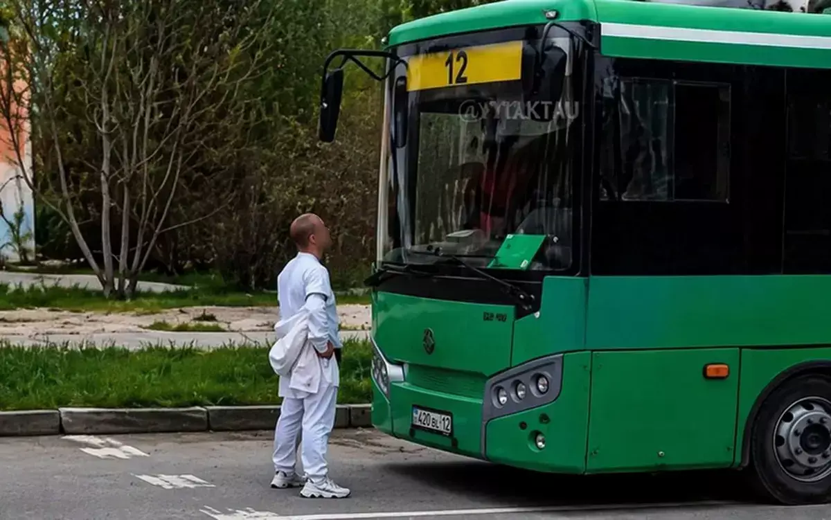 Вызвал автобус «на бой»: мужчина перекрыл проезд транспорту и устроил перепалку в Актау - новости на Lada.kz 16.04.2026
