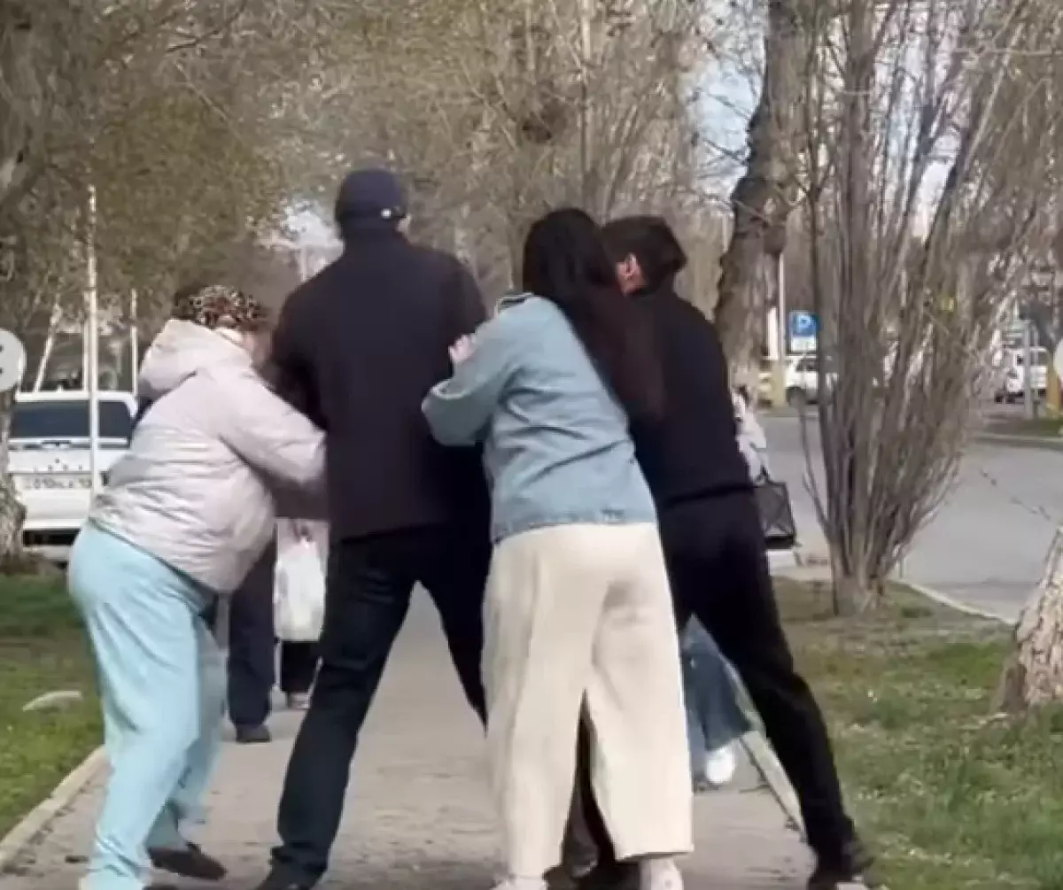 В Костанае произошла драка с участием скандального блогера