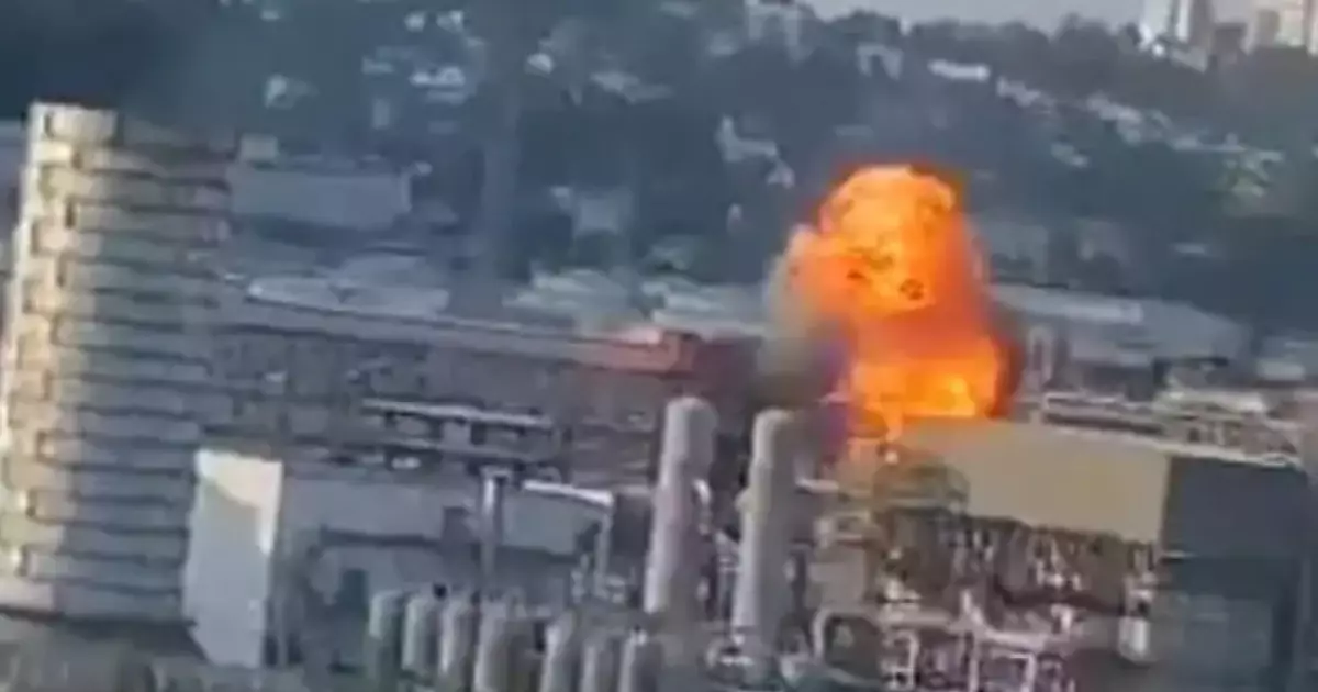  Дрон шабуылынан кейін «Роснефть» мұнай өңдеу зауыты өртеніп жатыр 