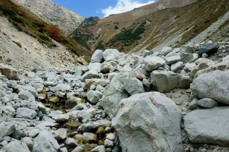 Алматинцев предупредили о камнепадах и оползнях в горах