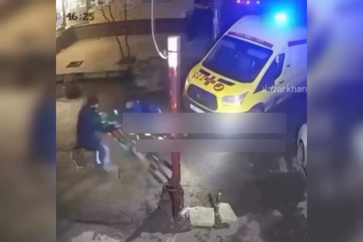 Жедел жәрдем қызметкерлері баланы құтқару үшін шлагбаумды сындырған