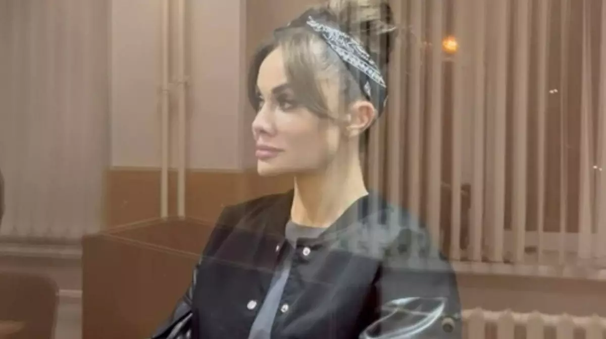 Суд в Москве отправил в СИЗО главреда "Сапы" Алину Джикаеву по делу о взятках