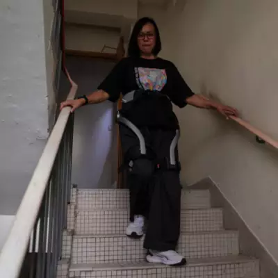 Роботы помогают выжившим: жители Гонконга возвращаются в сгоревшие дома