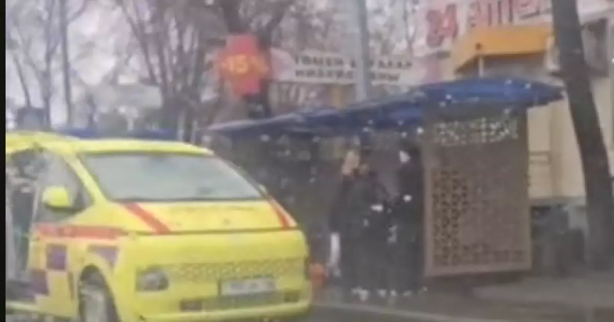  Өскеменде ер адам аялдамада көз жұмды 