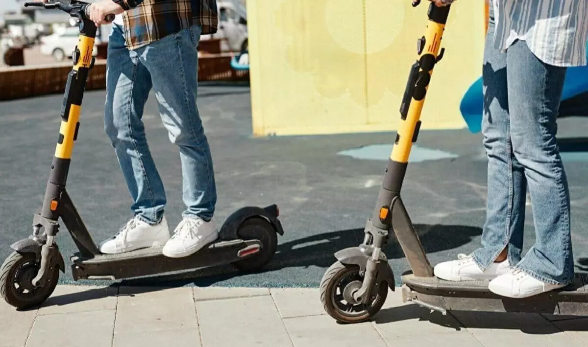 В Алматы самокатчики сбили девушку и скрылись: полиция ведет поиск