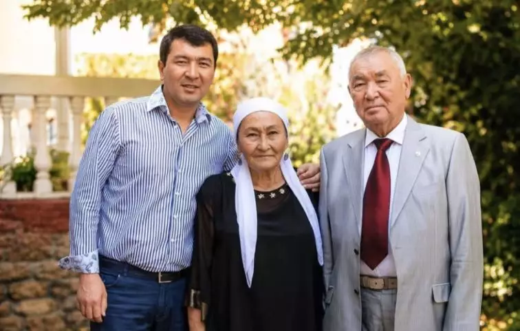 «Әкемнің табысы аз, тұрмыс ауыр»: Динара Сәтжанның күйеуі қиын кезеңдерді өткергенін айтты