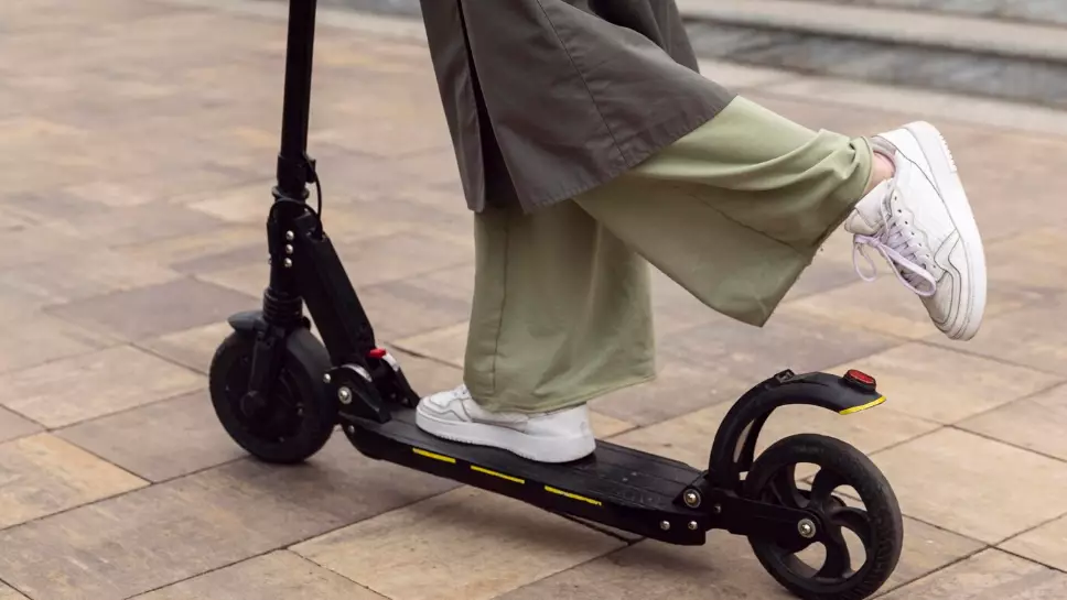 В Алматы самокатчик сбил девушку и скрылся