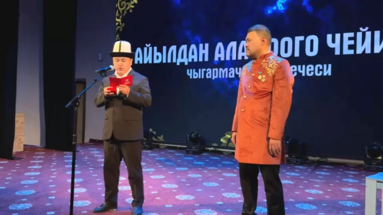 Айтыскер из Казахстана получил кыргызскую награду