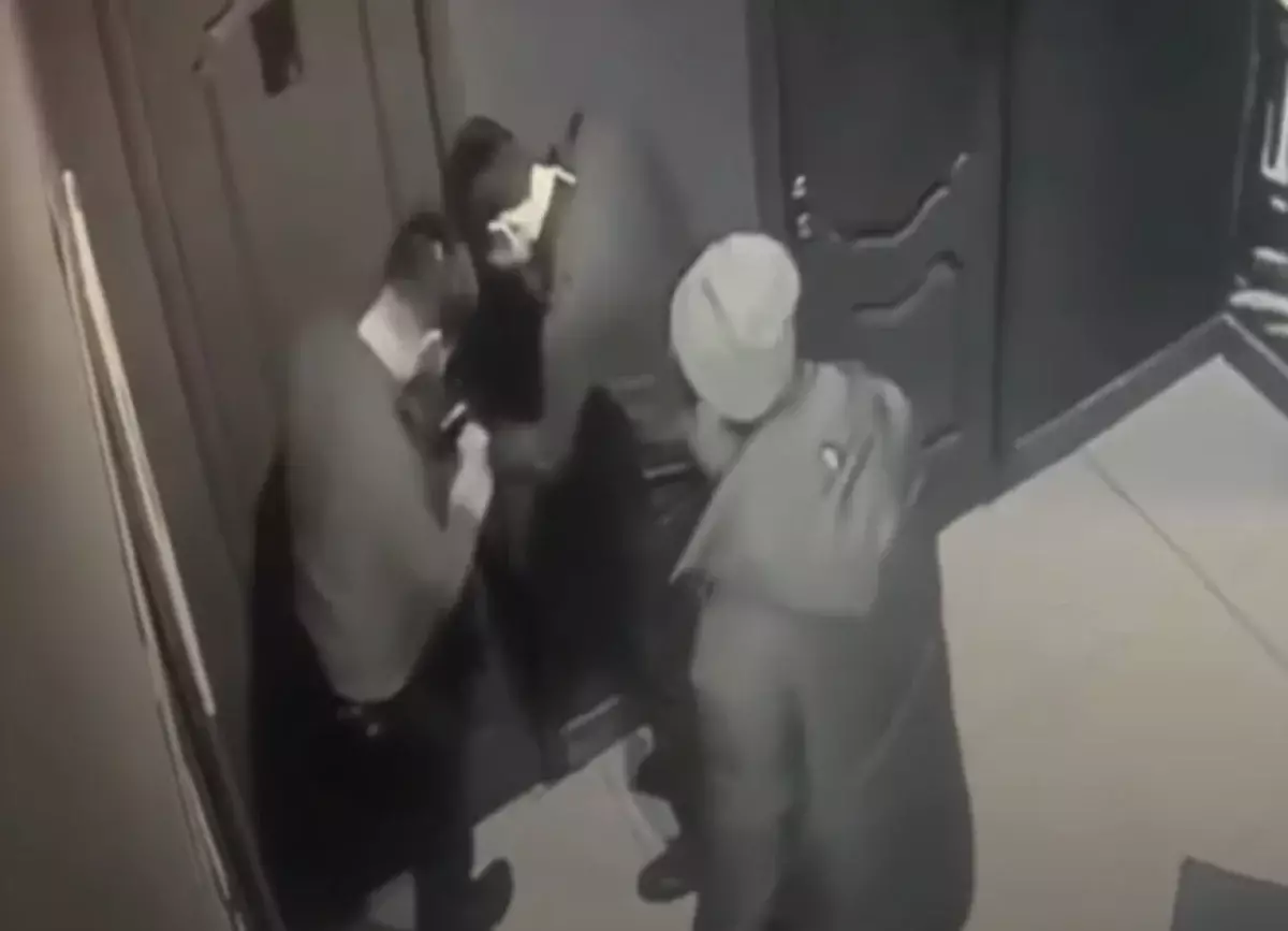 Поймали в туалете: видео с избиением уединившихся парней шокировало Казнет