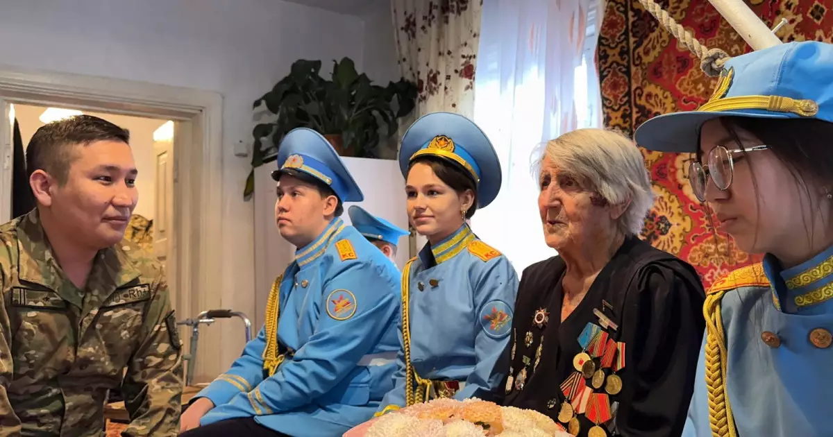   Ұландықтар мен жастар 103 жастағы ардагерге құрмет көрсетті   