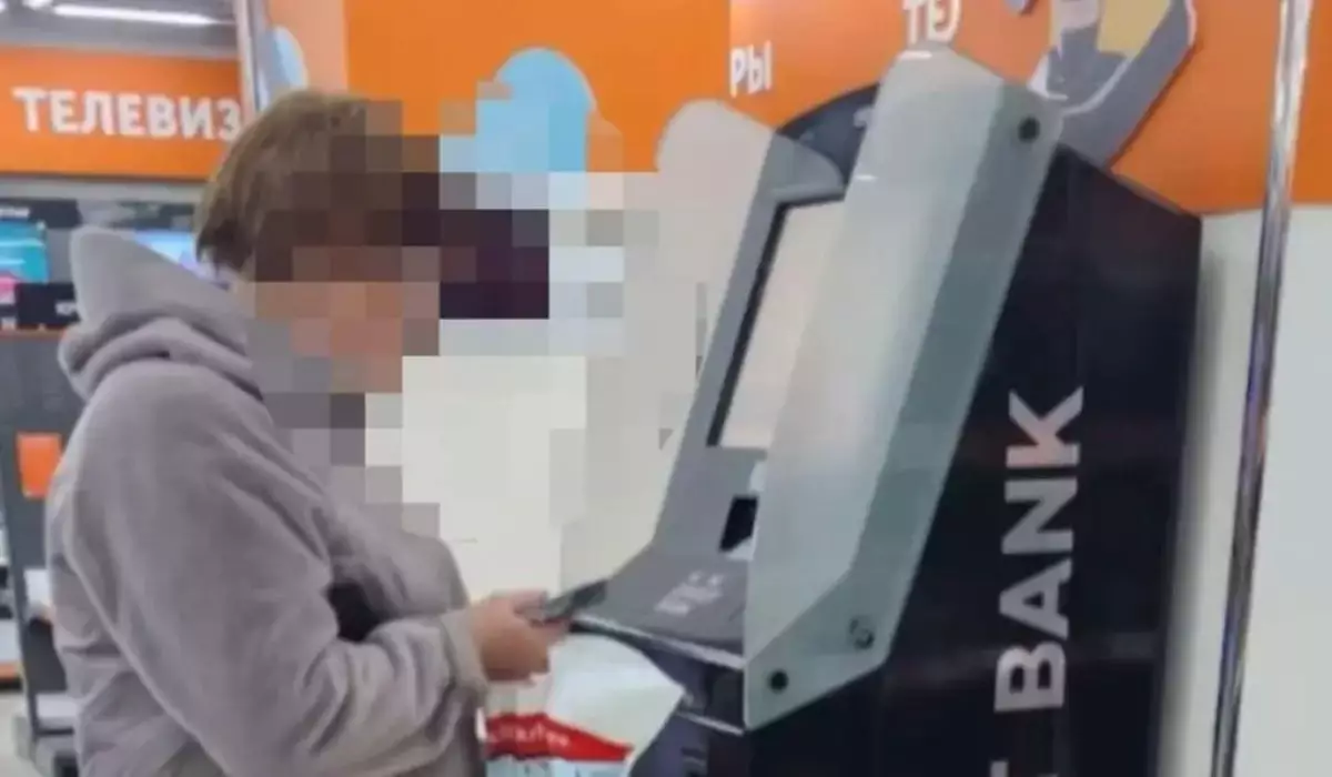 "Мені қазір соттап жібереді": Қазақстандық әйел алаяқтарға сеніп, өзін құтқармақ болған полициядан қашқан