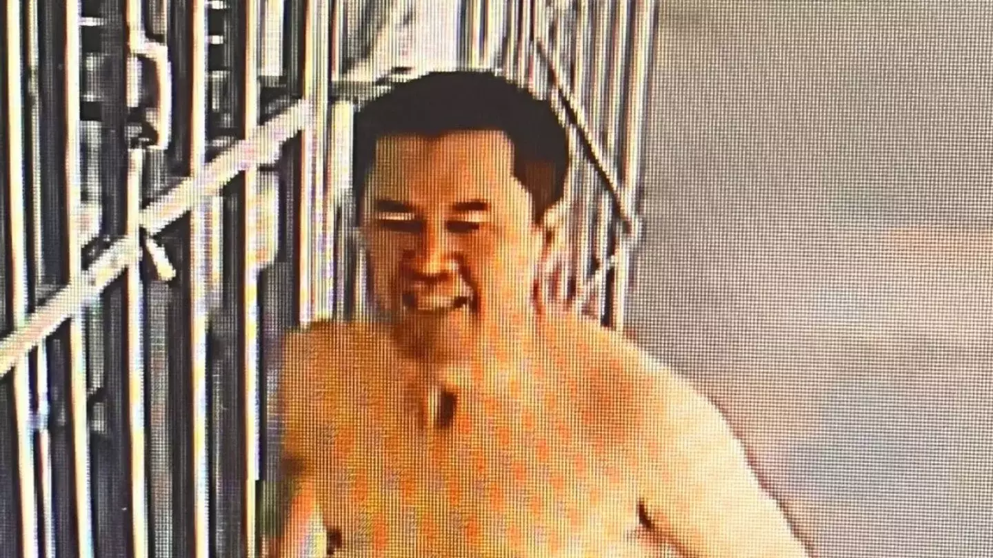 "Ересектер қарап тұр" - Көшеде тыр жалаңаш ер адам балаларды қуалаған