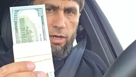 Казахстанец отправил пачку долларов дагестанскому активисту Омарасхабу Ахмедову