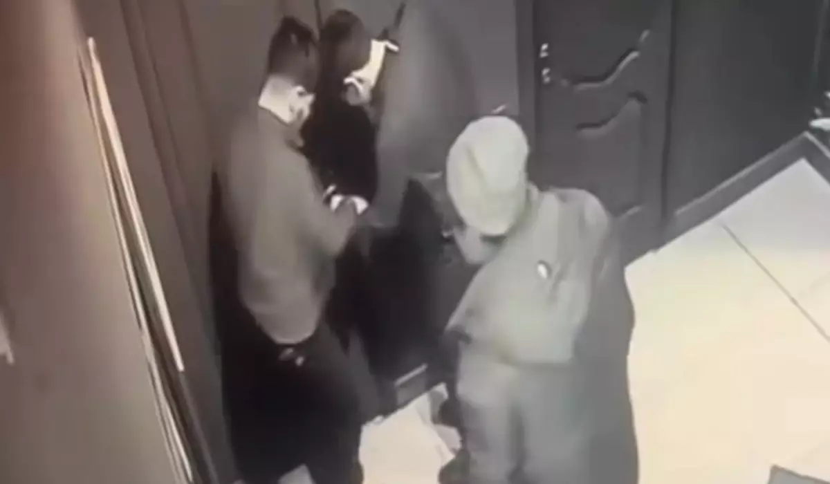 Оралда екі ер адам әйелдер дәретханасында ұсталып қалып, соққыға жығылды (видео)