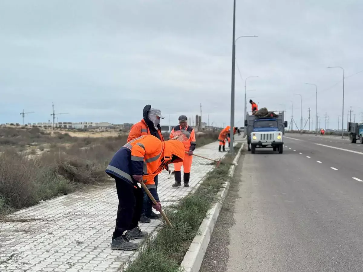 В Актау с дороги, ведущей к «Тёплому пляжу», вывезли 30 тонн мусора - новости на Lada.kz 17.04.2026