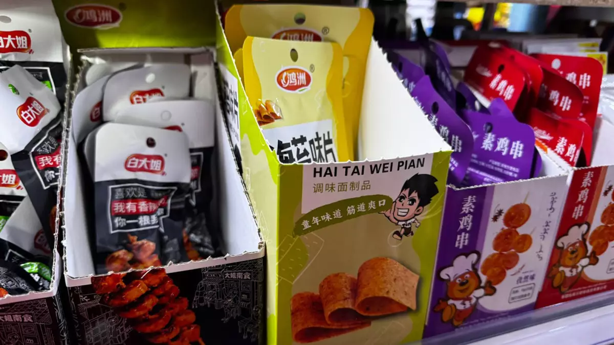 Құрамы күмәнді: Дүкенде өріп тұрған қытайлық снектер қаншалықты зиян?