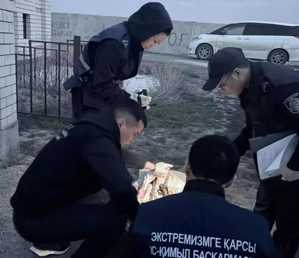 Необычный схрон в Атырау: полиция изъяла оружие, спрятанное в могиле - новости на Lada.kz 17.04.2026