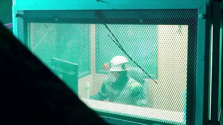 «Қазақмыс» өндіріске инновация енгізді: Конвейер операторлары енді капсулада жұмыс істейді