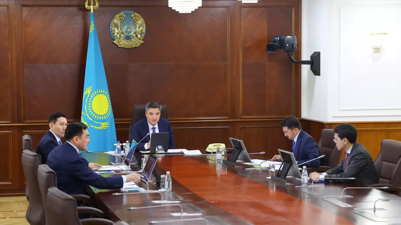 Олжас Бектенов «Деректерді өңдеу орталықтарының алқабы» жобасы бойынша кеңес өткізді