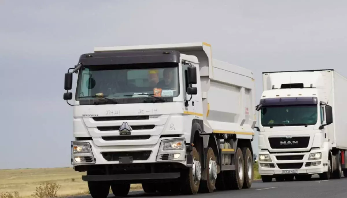 Жүк көліктері қауіпті: Ащыбұлақтықтар  мектеп жанынан салынып жатқан қойма құрылысына қарсы