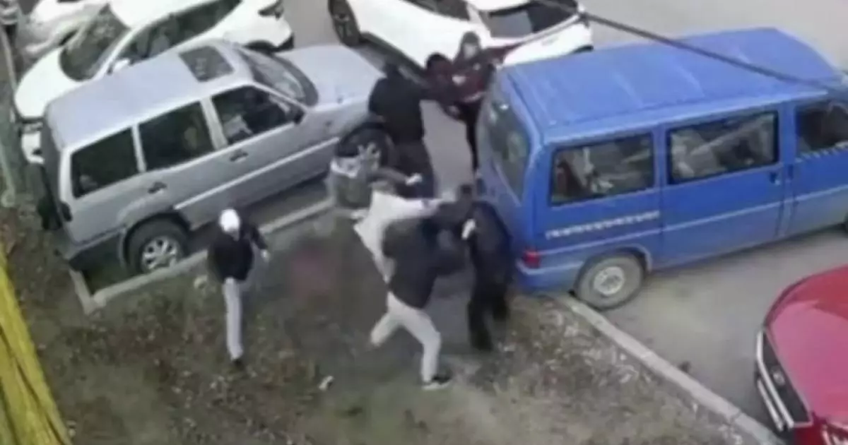  Бешенные подростки избили сверстников и заступившегося мужчину 