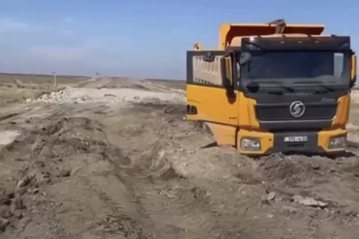 Аягөз–Шұбартау жолы ойран болды: халық өз қолымен қазып, жолды жабуға дайын