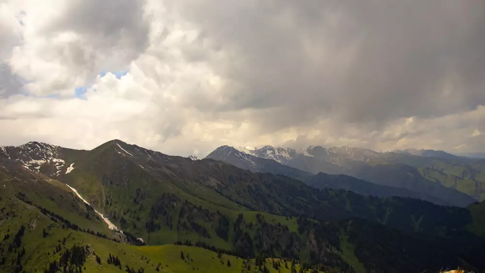 Астана согревается, Алматы зальют дожди - прогноз на выходные