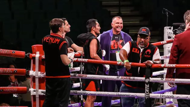 Казахстанец подписал контракт на чемпионский бой в весе Алимханулы