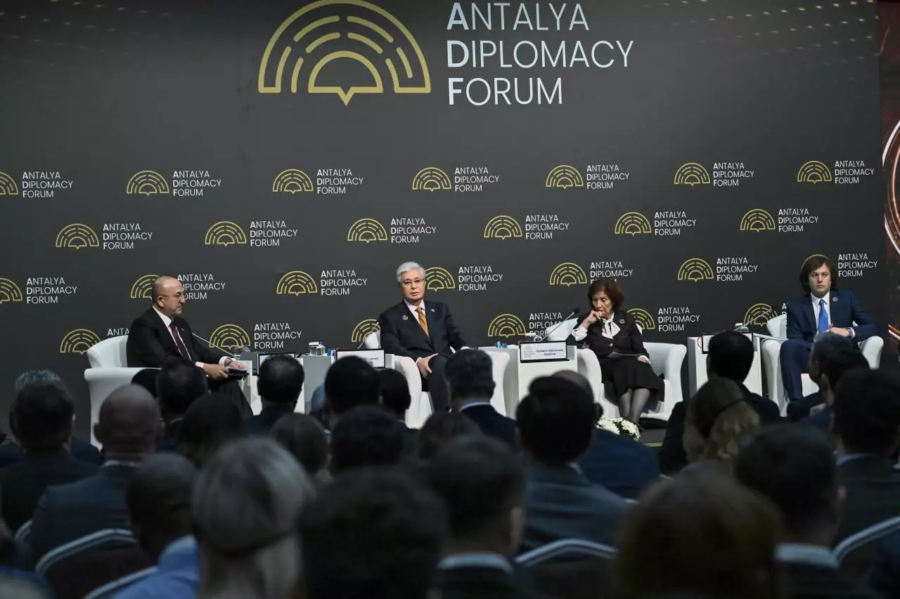 «Түркия өңірдегі маңызды рөлді атқарып отыр»: Тоқаев Анталиядағы форумда сөз сөйледі
