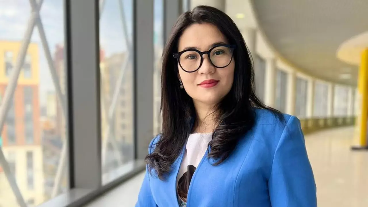 "Мектеп директорының күнде TikTok-қа видео түсіріп жүргенін құптамаймын, шоу-бизнеске барсын!". Журналист билеп танылған  Ақмоншақ Нұртазаны сынады