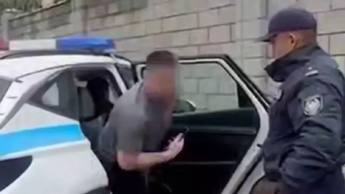 Посетителя Алматинского зоопарка наказали за выходку у вольера со львом