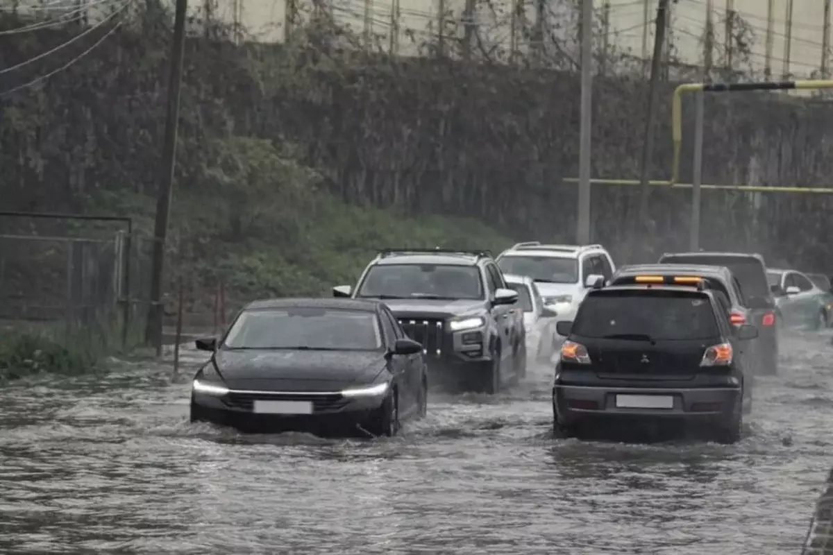 Алматинцы потребовали выдать им лодки: город ушел под воду после дождя