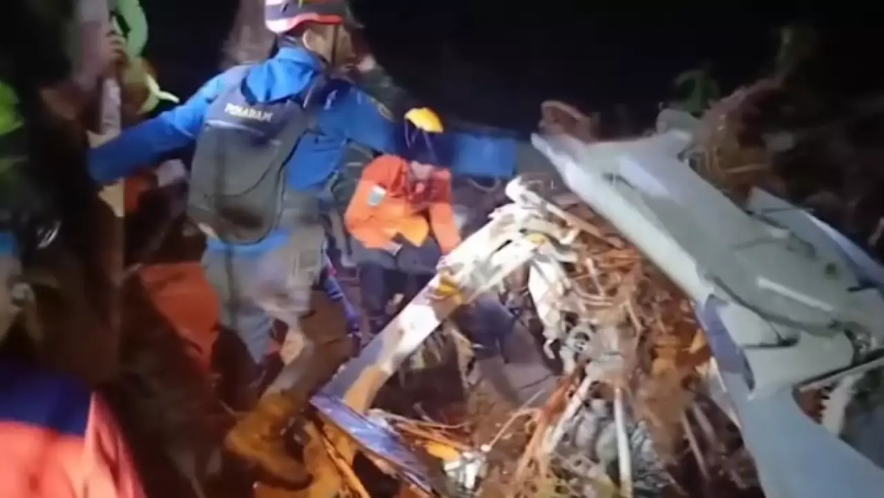 Вертолет разбился в Индонезии, погибли 8 человек